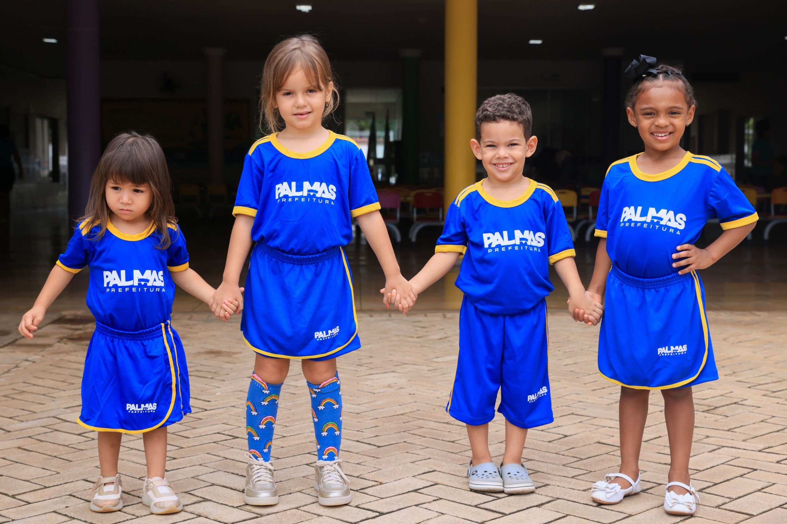 Prefeitura de Palmas inicia entrega de novos uniformes escolares na cor azul após pedido das famílias
