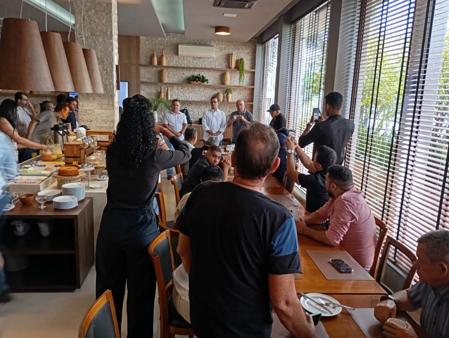 Vicentinho Júnior, pré -candidato ao governo, reúne imprensa em Araguaína
