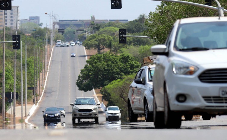 Governador assina proposta de isenção do IPVA por dois anos para carros, caminhões e ônibus elétricos e híbridos