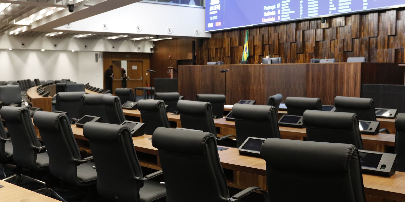 Proposições legislativas sobre IA favorecem controle e vigilância