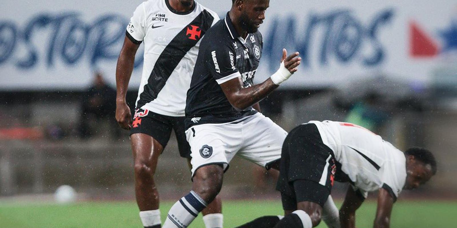 Após atraso devido à chuva, Remo e Vasco empatam pelo Brasileirão
