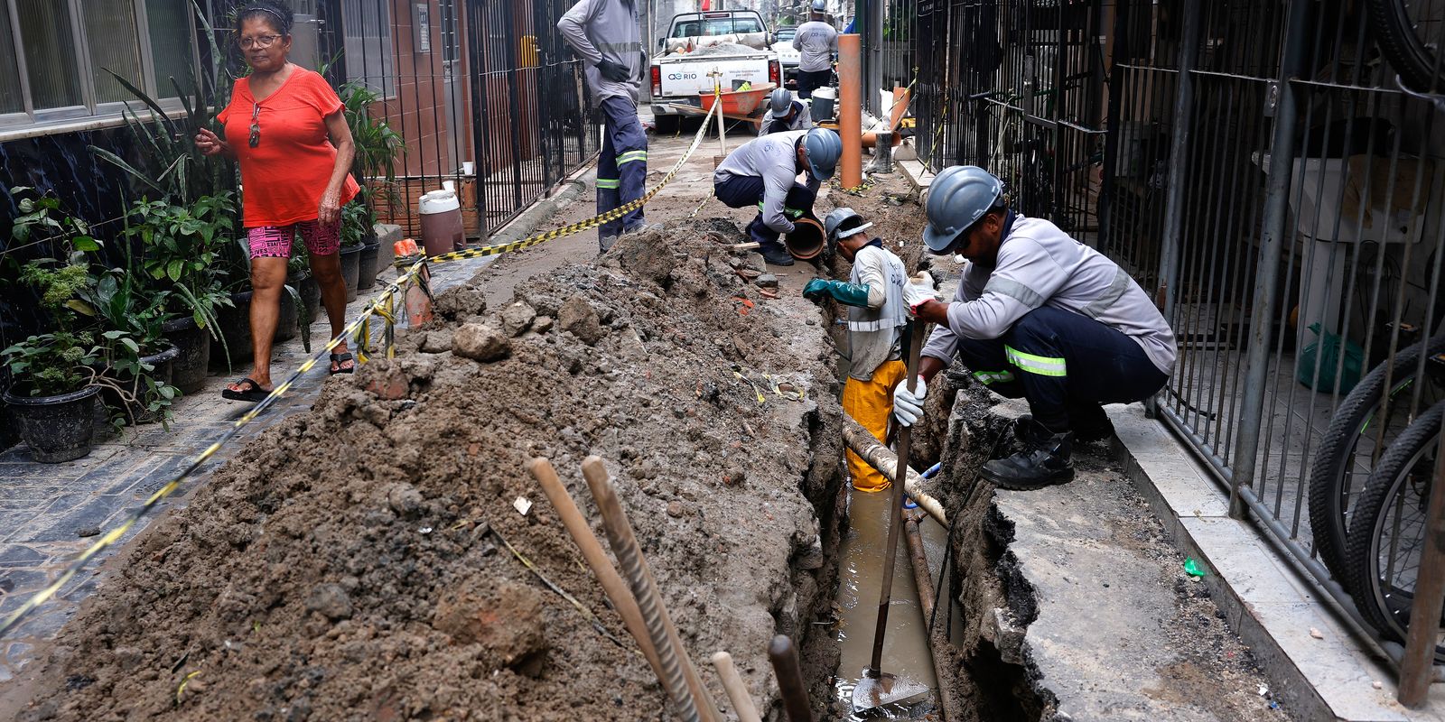 Maré recebe obras de esgoto, mas drenagem e lixo e seguem como desafio