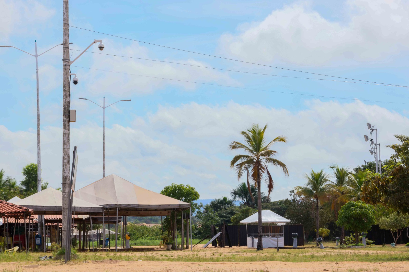 Praia das Arnos recebe câmeras de videomonitoramento com IA em tempo real