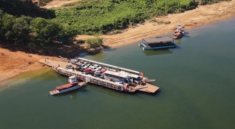 Com ponte interditada, balsas começam a operar na BR-235 entre Pedro Afonso e Tupirama