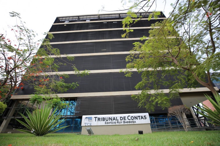 TCE notifica 13 prefeituras e cobra transparência nas filas de espera por consultas e cirurgias