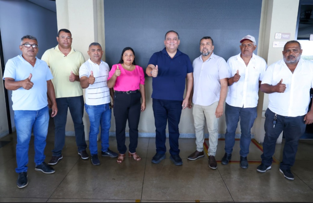 Bico do Papagaio inteiro ao lado de Eduardo Gomes