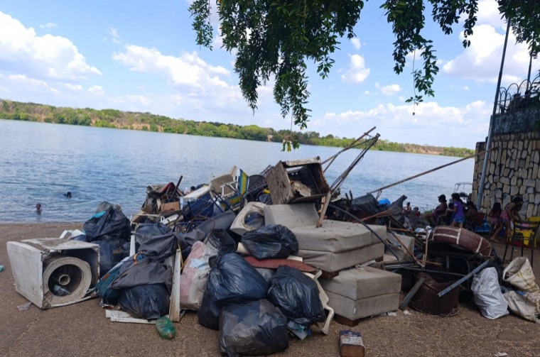 Sofás, fogões e TVs: voluntários retiram 18 toneladas de lixo das margens do Rio Tocantins