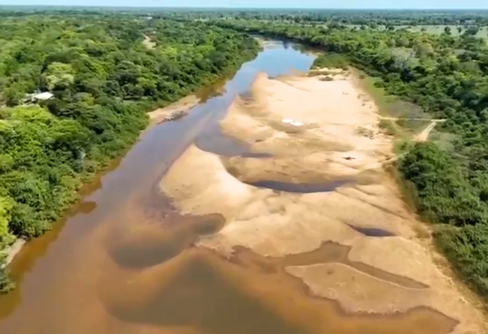 Seca reduz nível do Rio Javaés e ameaça alimentação de comunidades indígenas na Ilha do Bananal
