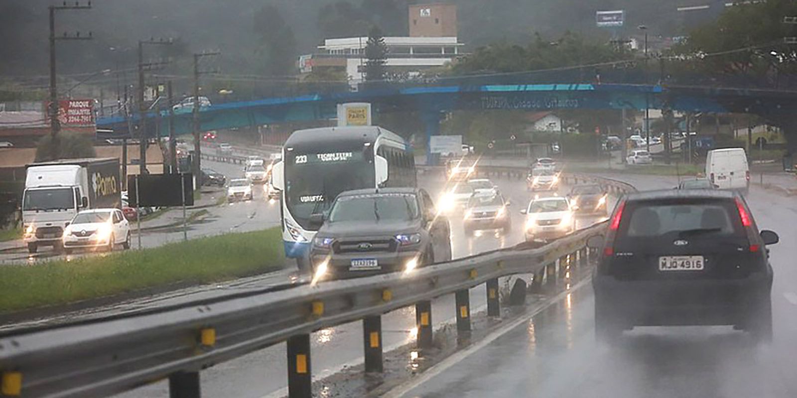 Frente fria leva tempestades e granizo ao centro-sul do país
